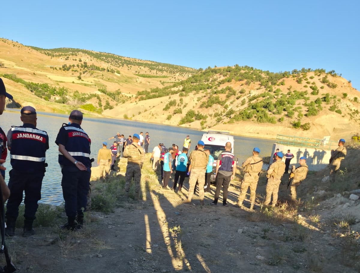 ADIYAMAN’IN GÖLBAŞI İLÇESİNDE 15 YAŞINDAKİ ÇOCUK SERİNLEMEK İÇİN GİRDİĞİ GÖLETTE BOĞULARAK...