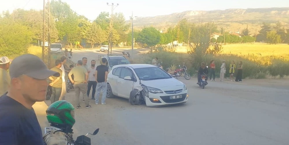 ADIYAMAN’IN GÖLBAŞI İLÇESİNDE SÜRÜCÜSÜNÜN KONTROLÜNÜ KAYBETTİĞİ OTOMOBİLİN DİREĞE ÇARPMASI SONUCU...