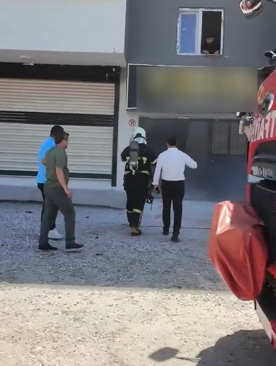 ADIYAMAN’IN KAHTA İLÇESİNDE BİR İŞ MERKEZİNDE ÇIKAN YANGINDA 2 KİŞİ DUMANDAN ETKİLENEREK HASTANEYE...