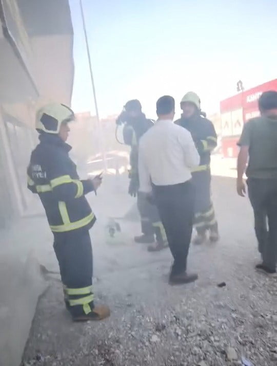 ADIYAMAN’IN KAHTA İLÇESİNDE BİR İŞ MERKEZİNDE ÇIKAN YANGINDA 2 KİŞİ DUMANDAN ETKİLENEREK HASTANEYE...