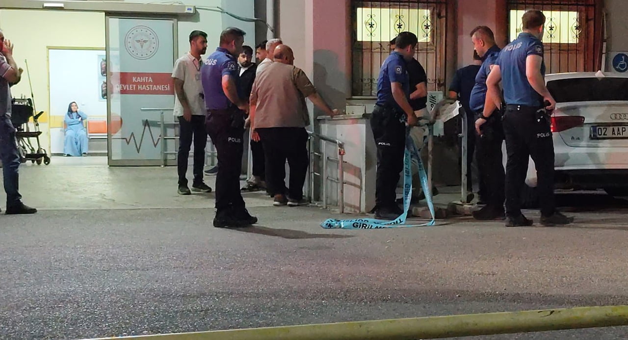 ADIYAMAN’IN KAHTA İLÇESİNDE BİR KİŞİ ENİŞTESİNİ SİLAHLA VURARAK YARALADI.