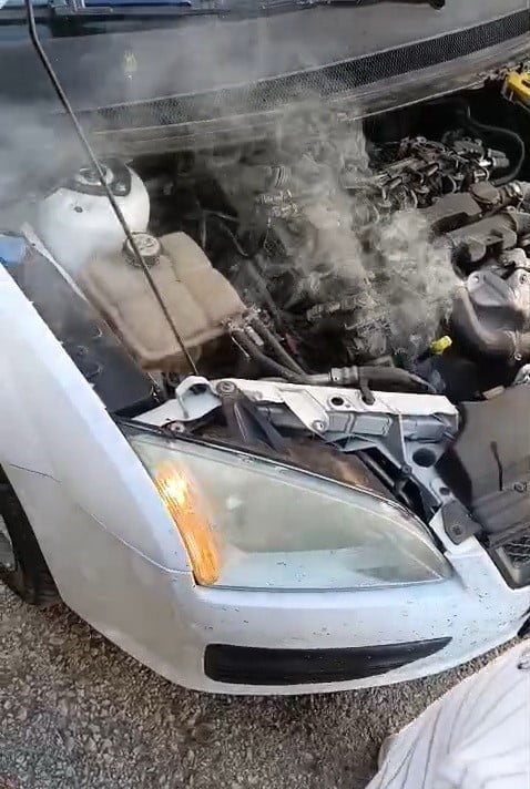 ADIYAMAN’IN KAHTA İLÇESİNDE BİR OTOMOBİL SEYİR HALİNDE OLDUĞU ESNADA ALEV ALARAK YANDI.