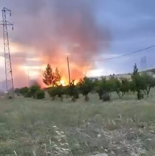 ADIYAMAN’IN KAHTA İLÇESİNDE ELEKTRİK DİREĞİNDEN ÇIKTIĞI İDDİA EDİLEN YANGIN 30 DÖNÜMLÜK BUĞDAY...