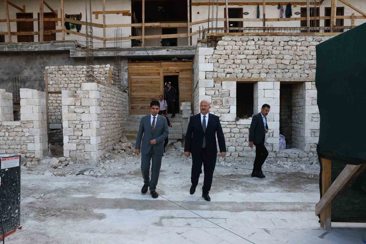 ADIYAMAN’IN ÖNEMLİ TARİHİ YAPILARINDAN BİRİ OLAN TARİHİ TUZ HANI’NDA YÜRÜTÜLEN RESTORASYON...