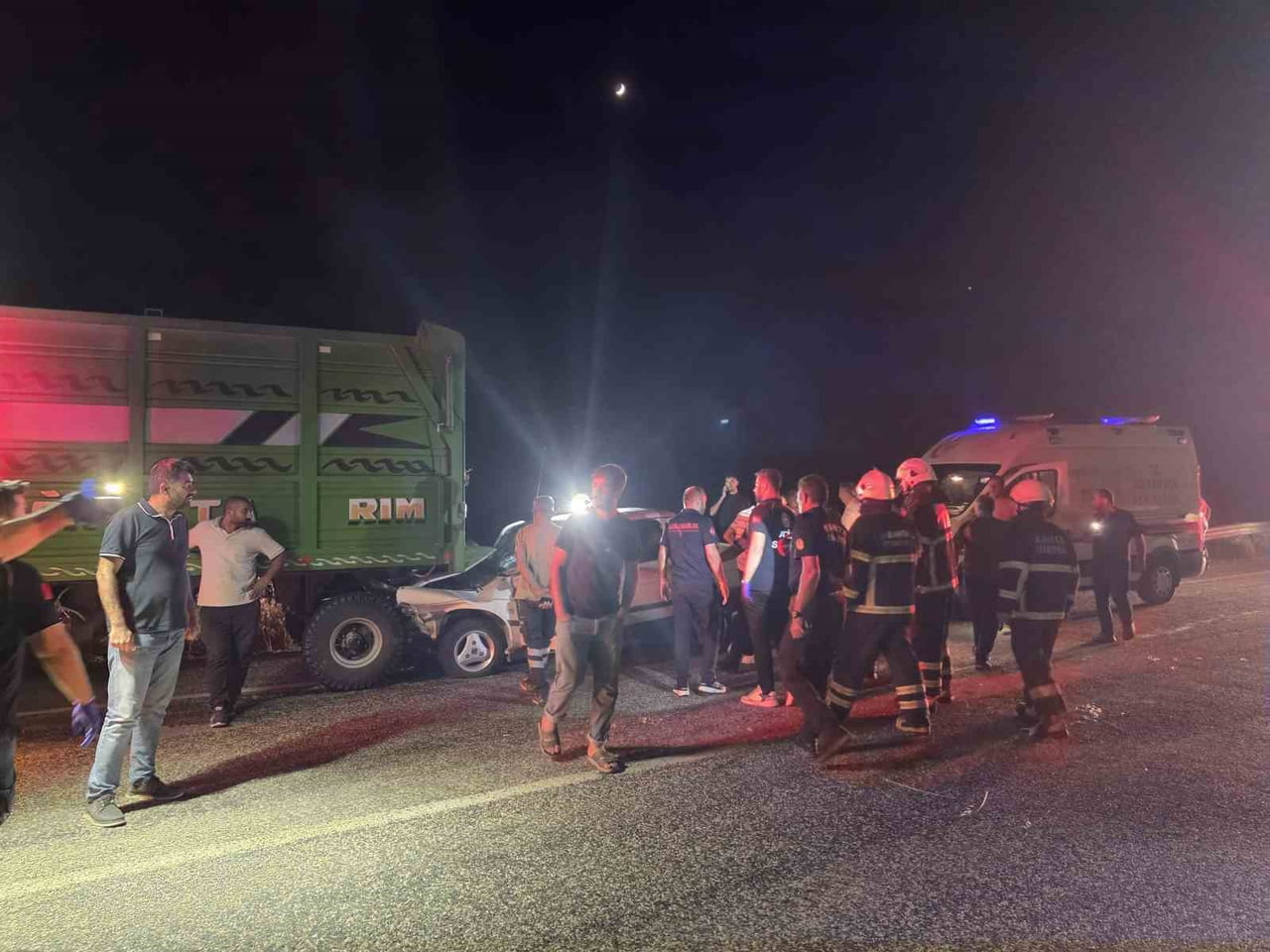 ADIYAMAN-SAMSAT KARAYOLUNDA OTOMOBİL İLE TRAKTÖRÜN ÇARPIŞMASI SONUCU MEYDANA GELEN TRAFİK...