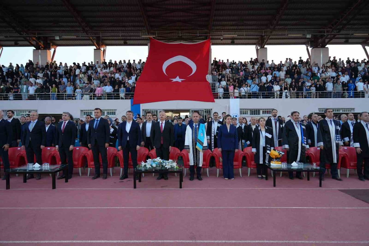 ADIYAMAN ÜNİVERSİTESİNDE 2025-2026 AKADEMİK YILI MEZUNİYET TÖRENİNDE 3 BİN 517 ÖĞRENCİ...