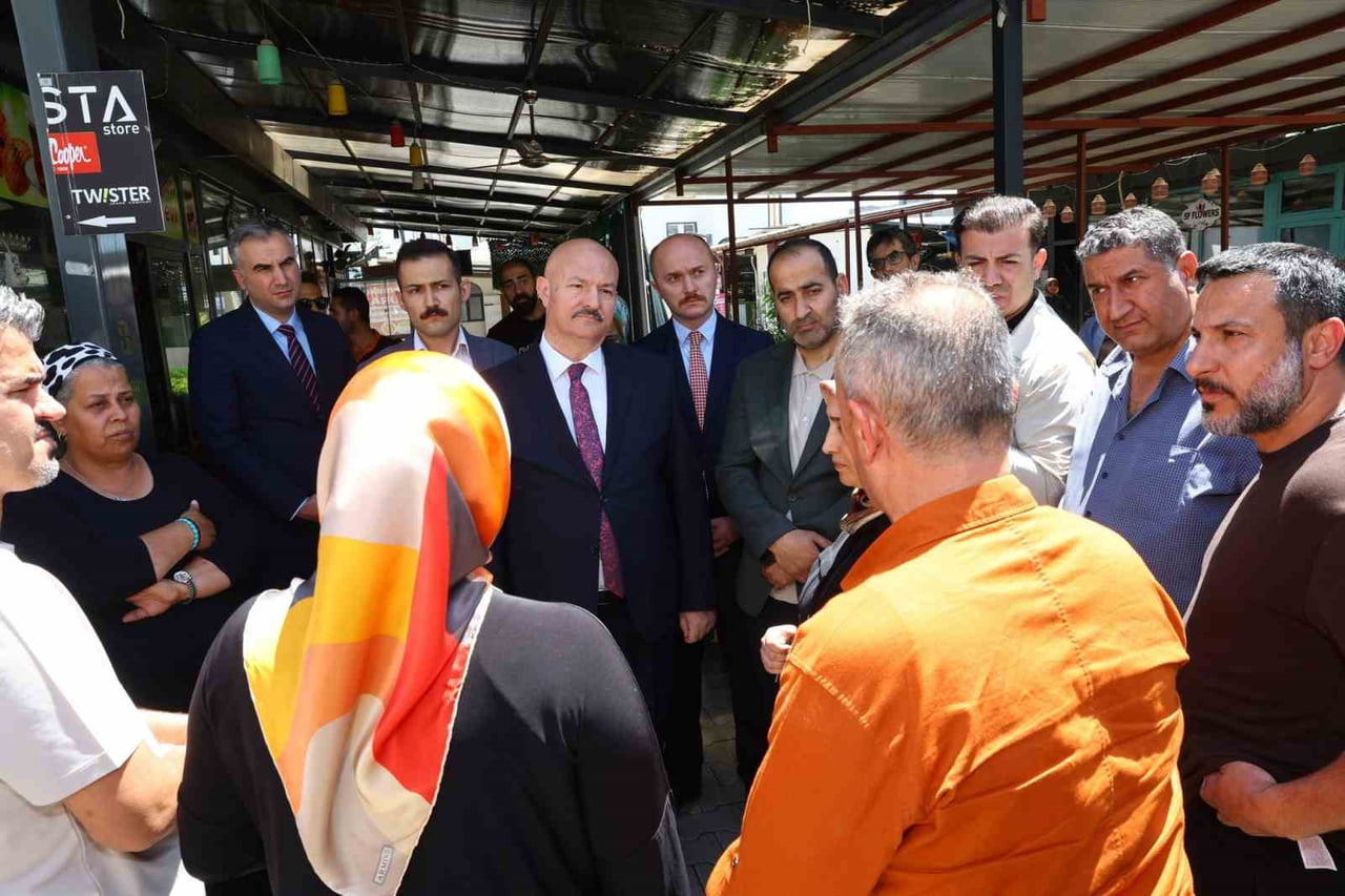 ADIYAMAN VALİSİ ABDULLAH KÜÇÜK, KENT MERKEZİNDE BULUNAN BALIKESİR ÇARŞISI'NI ZİYARET EDEREK ESNAF...