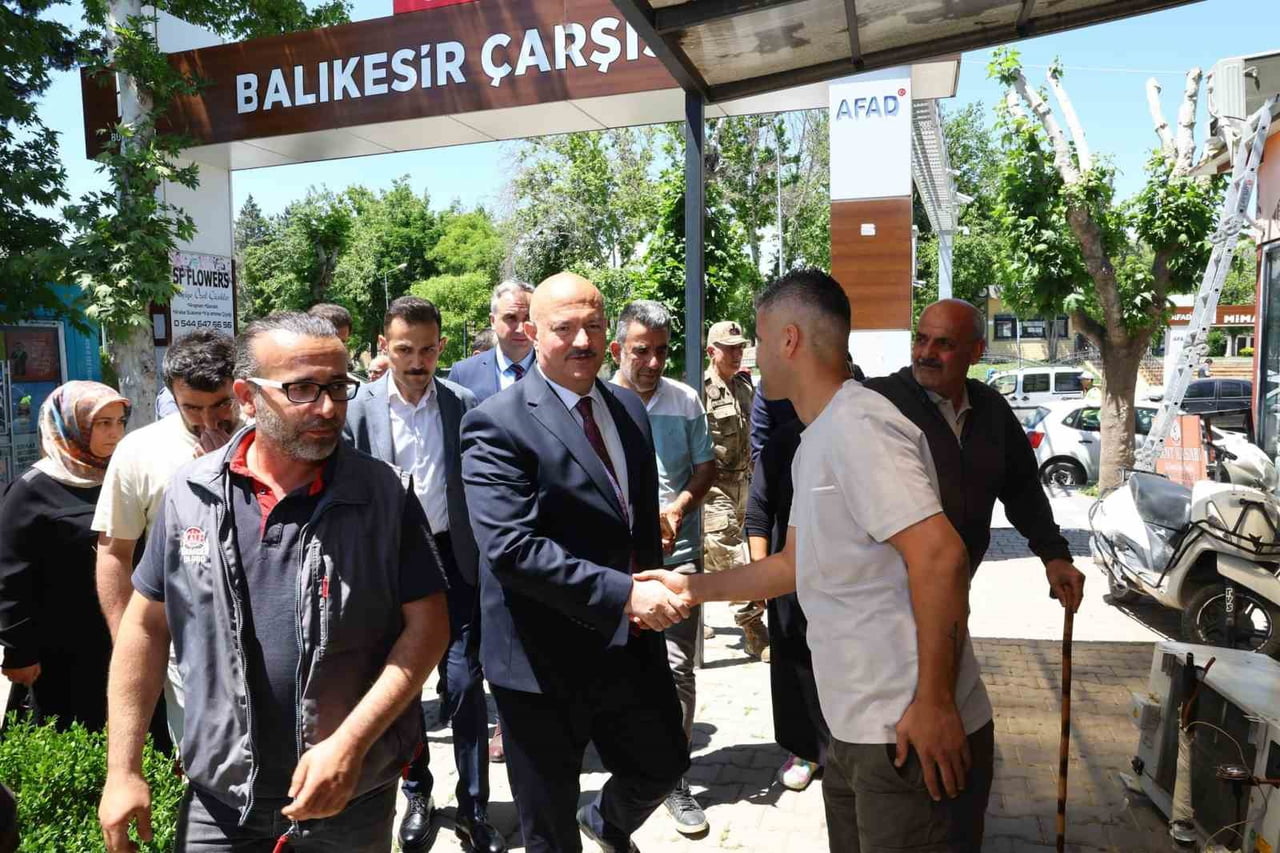 ADIYAMAN VALİSİ ABDULLAH KÜÇÜK, KENT MERKEZİNDE BULUNAN BALIKESİR ÇARŞISI'NI ZİYARET EDEREK ESNAF...