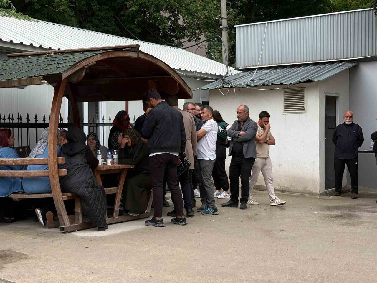 ADLİ TIP KURUMUNU ÖNÜNE GELEN ATAMAN’IN AİLESİ İSE OLAYA TEPKİ GÖSTERDİ VE HUKUK MÜCADELELERİNİ...