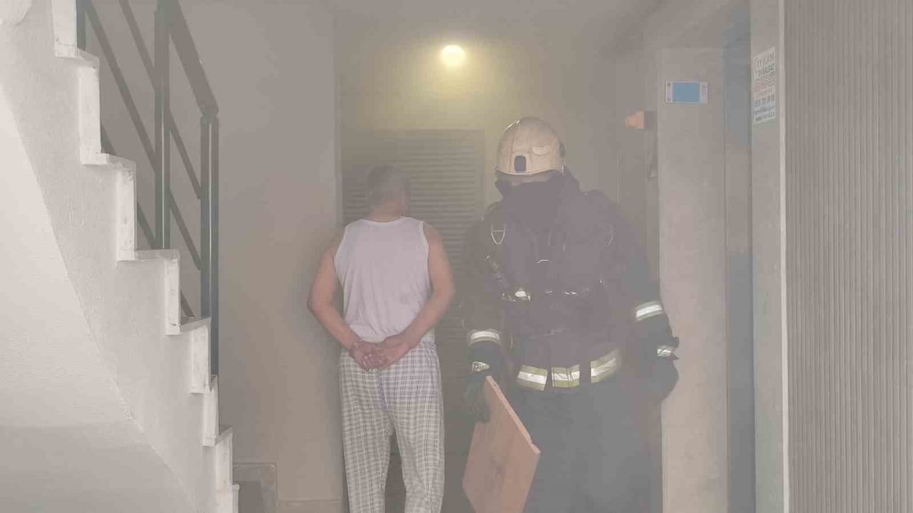 ADRESE GELEN EKİPLER KAPIYI KIRARAK GENCİN BULUNDUĞU ODAYA GİRDİ. DUMANLAR İÇİNDEKİ ODADAN GENCİ...
