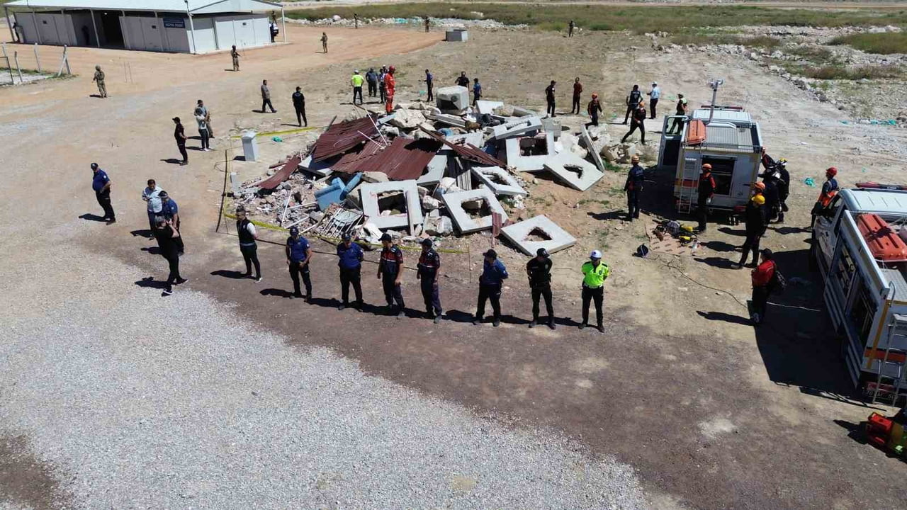AFAD EĞİTİM PARKURUNDA DÜZENLENEN TATBİKATTA, ENKAZDA ARAMA-KURTARMA, AFET ANINDA YANGINA MÜDAHALE...
