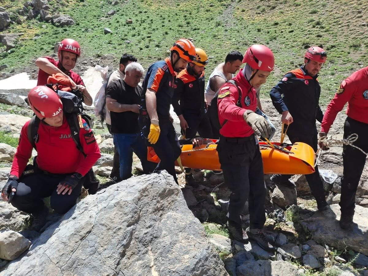 AFAD VE JANDARMA EKİPLERİNİN ULAŞTIĞI YARALI VATANDAŞ, ASKERİ HELİKOPTERLE KURTARILDI.