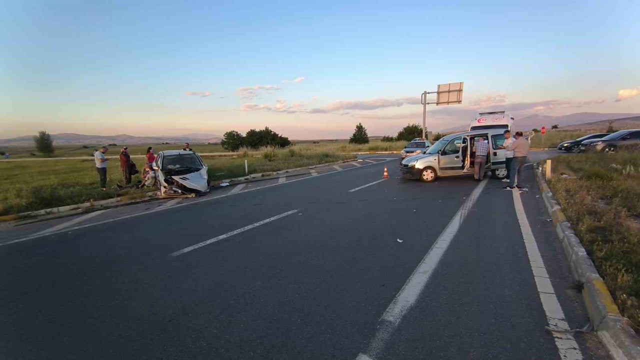 AFYONKARAHİSAR'DA 2 HAFİF TİCARİ ARACIN ÇARPIŞMASI SONUCU MEYDANA GELEN TRAFİK KAZASINDA 8 KİŞİ...