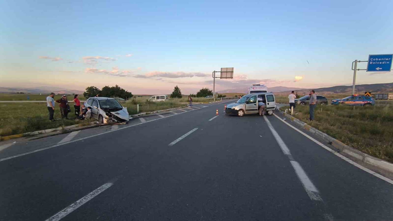AFYONKARAHİSAR'DA 2 HAFİF TİCARİ ARACIN ÇARPIŞMASI SONUCU MEYDANA GELEN TRAFİK KAZASINDA 8 KİŞİ...