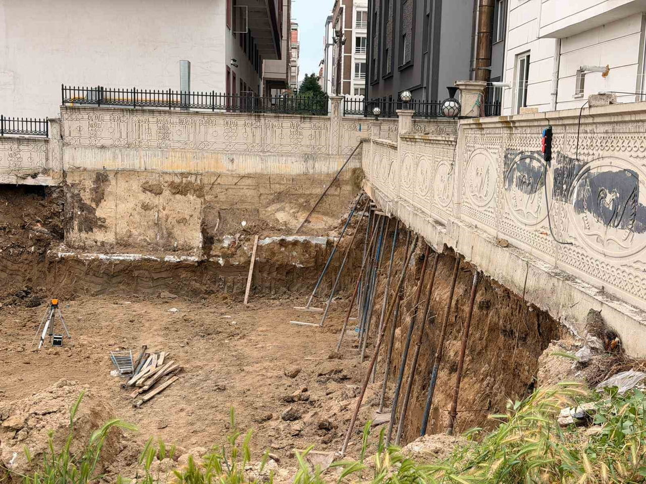 AFYONKARAHİSAR'DA BİR İNŞAAT ALANINDA YAN BİNADAKİ İSTİNAT DUVARININ ÇÖKMEMESİ İÇİN İSKELE...