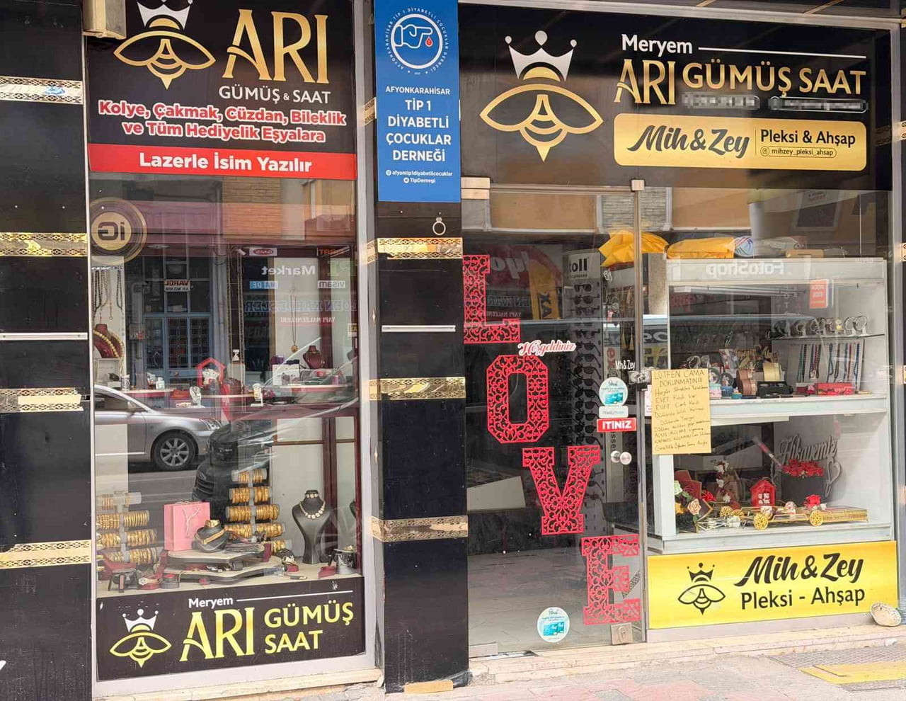 AFYONKARAHİSAR'DA CAM SİLMEKTEN YORULAN BİR ESNAFIN KARISININ İŞ YERİNİN VİTRİNİ ASTIĞI YAZI...