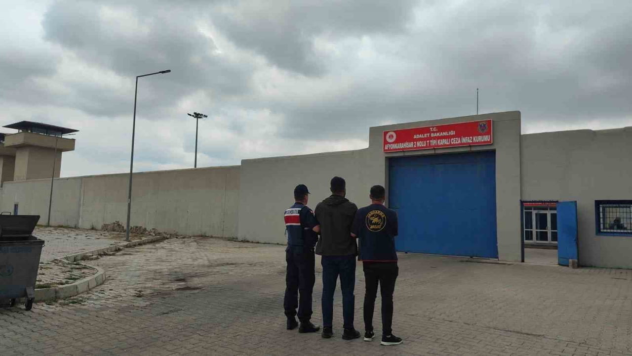 AFYONKARAHİSAR'DA ÇEŞİTLİ SUÇLARDAN ARANANIN 40 KİŞİ JANDARMA TARAFINDAN YAKALANDI.