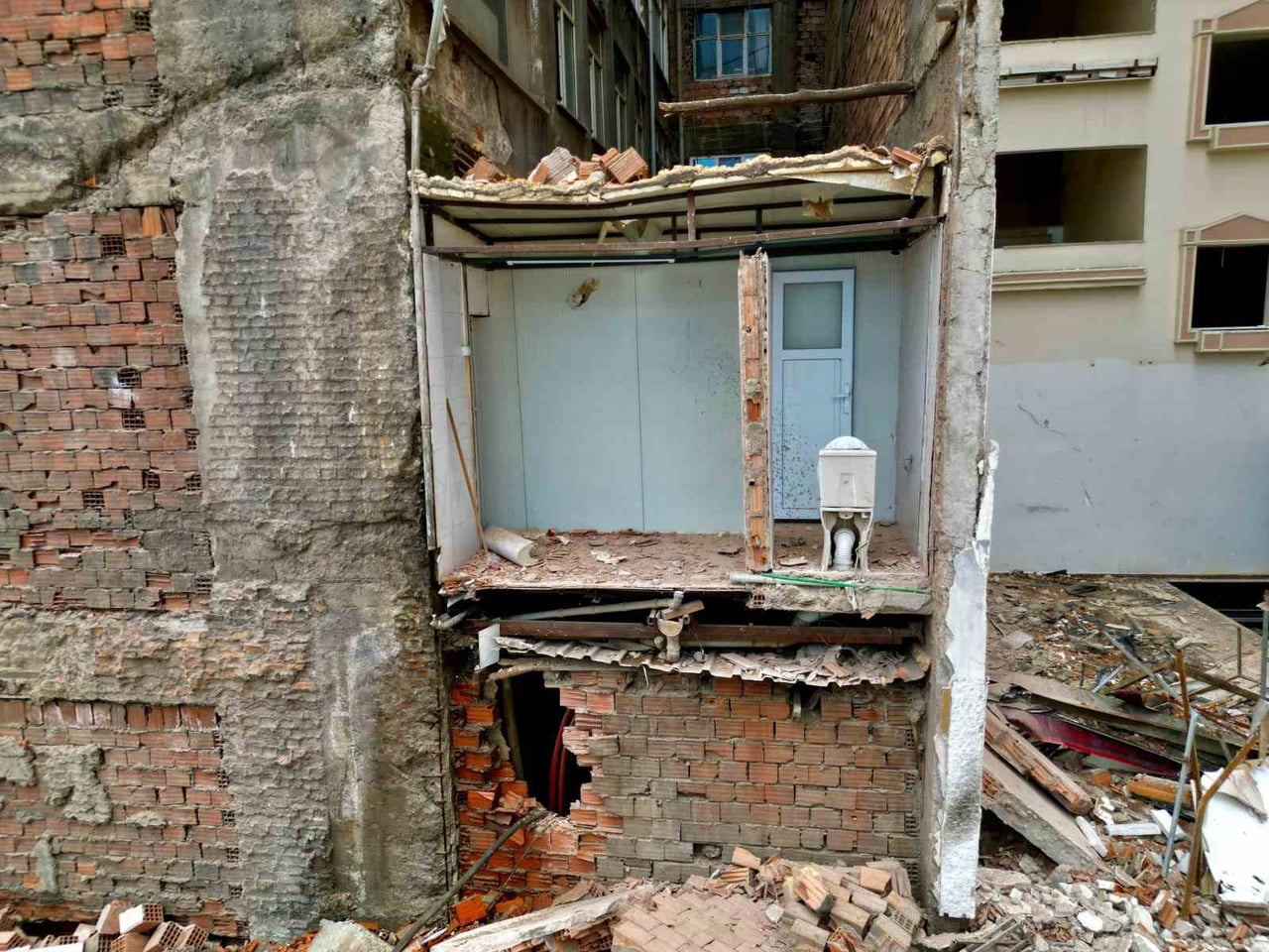 AFYONKARAHİSAR'DA ESKİ BİR OTELİN YIKIMI ESNASINDA HEMEN YANI BAŞINDAKİ İŞ HANINDAKİ BAZI...