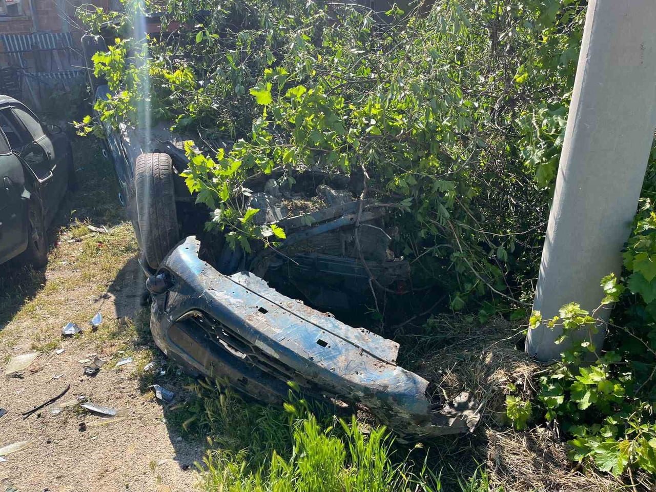 AFYONKARAHİSAR'DA KONTROLDEN ÇIKARAK TAKLA ATIP BİR EVİN BAHÇESİNE DEVRİLEN OTOMOBİLİN SÜRÜCÜSÜ...