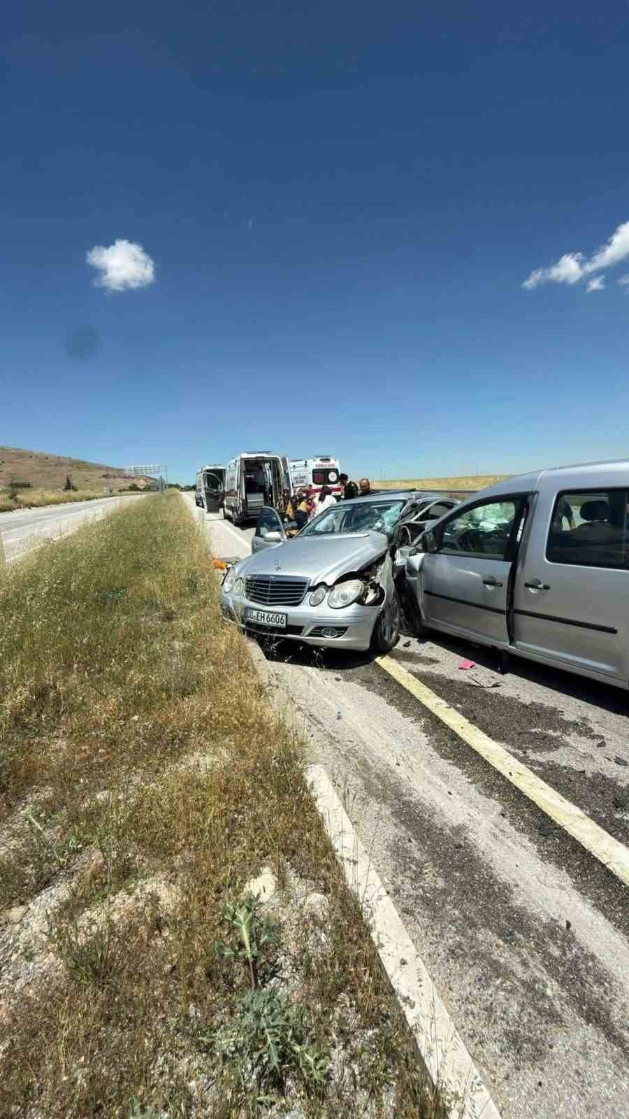 AFYONKARAHİSAR'DA OTOMOBİL İLE HAFİF TİCARİ ARACIN ÇARPIŞMASI SONUCU MEYDANA GELEN TRAFİK...