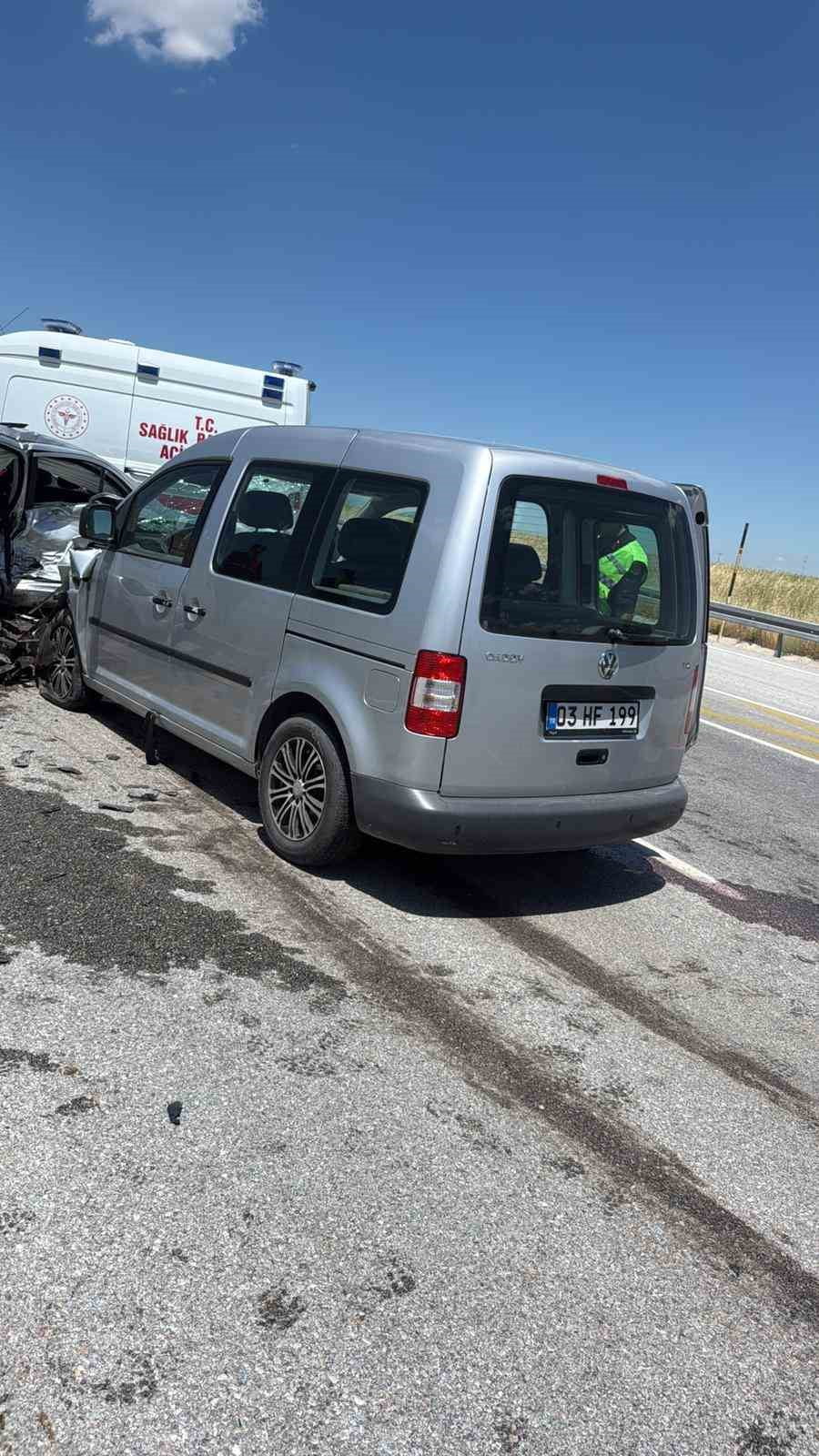AFYONKARAHİSAR'DA OTOMOBİL İLE HAFİF TİCARİ ARACIN ÇARPIŞMASI SONUCU MEYDANA GELEN TRAFİK...