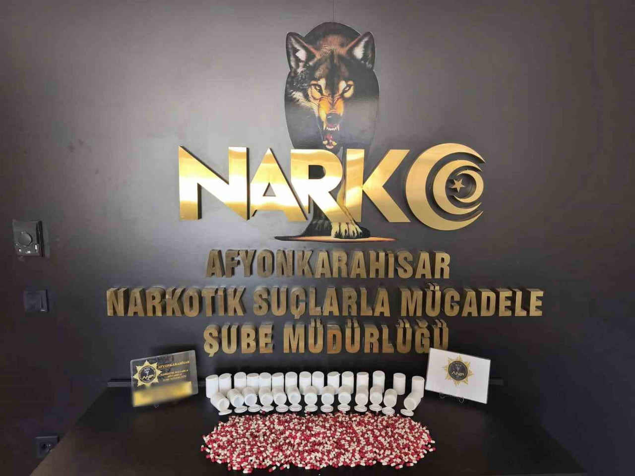 AFYONKARAHİSAR'DA POLİS EKİPLERİNCE SOKAK SATICILARINA YÖNELİK DÜZENLENEN OPERASYONDA BİN 428 ADET...