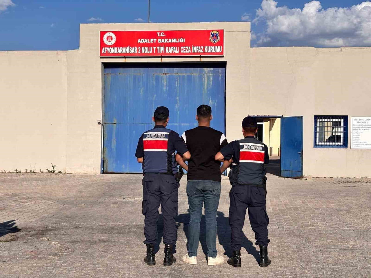 AFYONKARAHİSAR'DA SON BİR HAFTA İÇERİSİNDE JANDARMA TARAFINDAN ÇEŞİTLİ SUÇLARDAN ARANAN 35 KİŞİ...