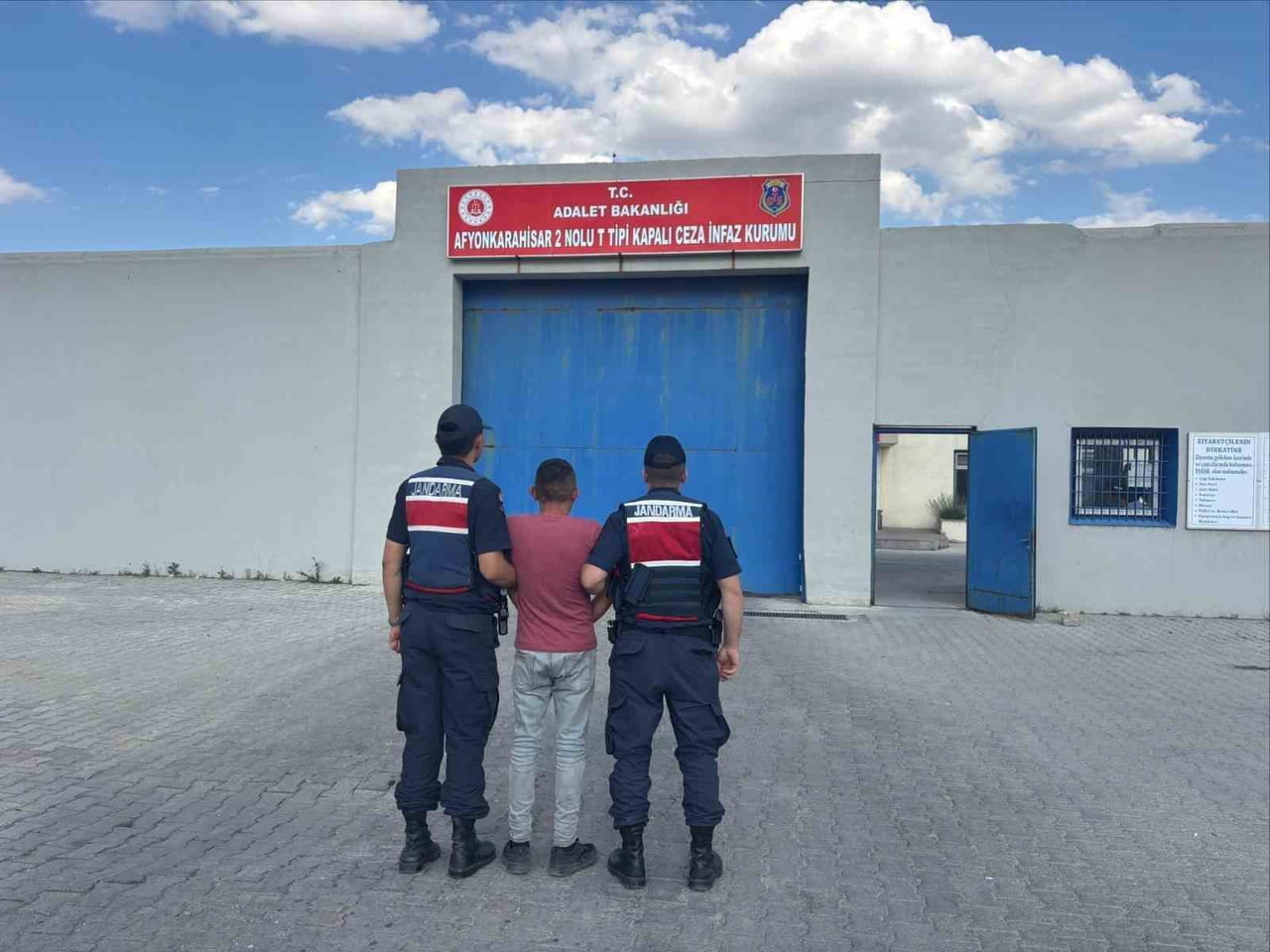 AFYONKARAHİSAR'DA SON BİR HAFTA İÇERİSİNDE JANDARMA TARAFINDAN ÇEŞİTLİ SUÇLARDAN ARANAN 35 KİŞİ...