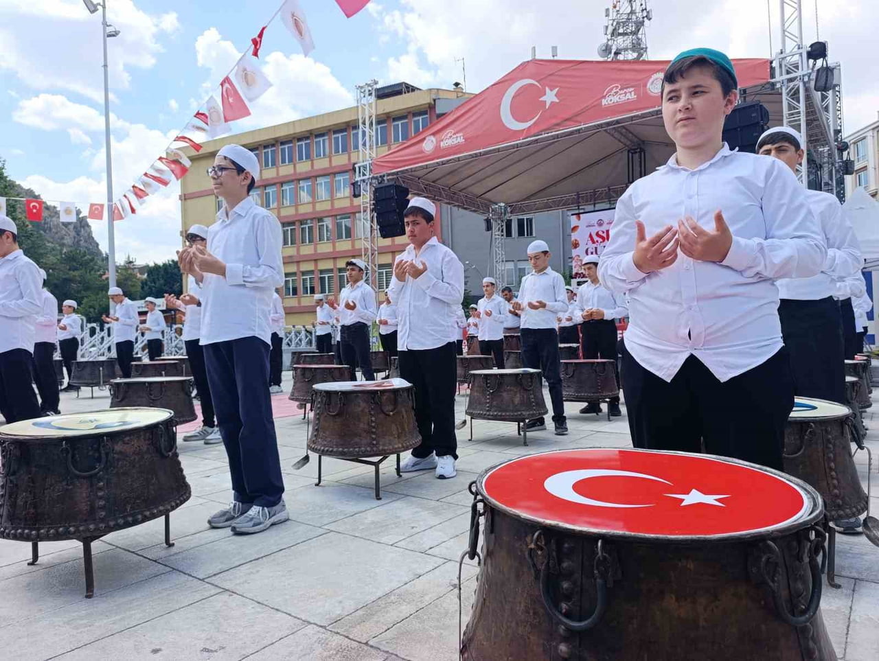 AFYONKARAHİSAR'DA VATANDAŞLARA 40 HATİM EŞLİĞİNDE PİŞİRİLEN YAKLAŞIK 50 BİN KAP AŞURE...