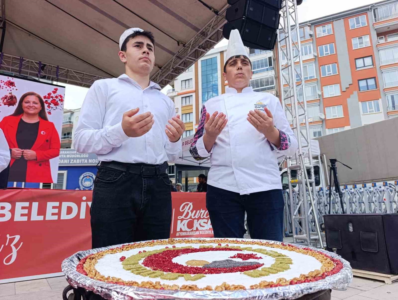 AFYONKARAHİSAR'DA VATANDAŞLARA 40 HATİM EŞLİĞİNDE PİŞİRİLEN YAKLAŞIK 50 BİN KAP AŞURE...