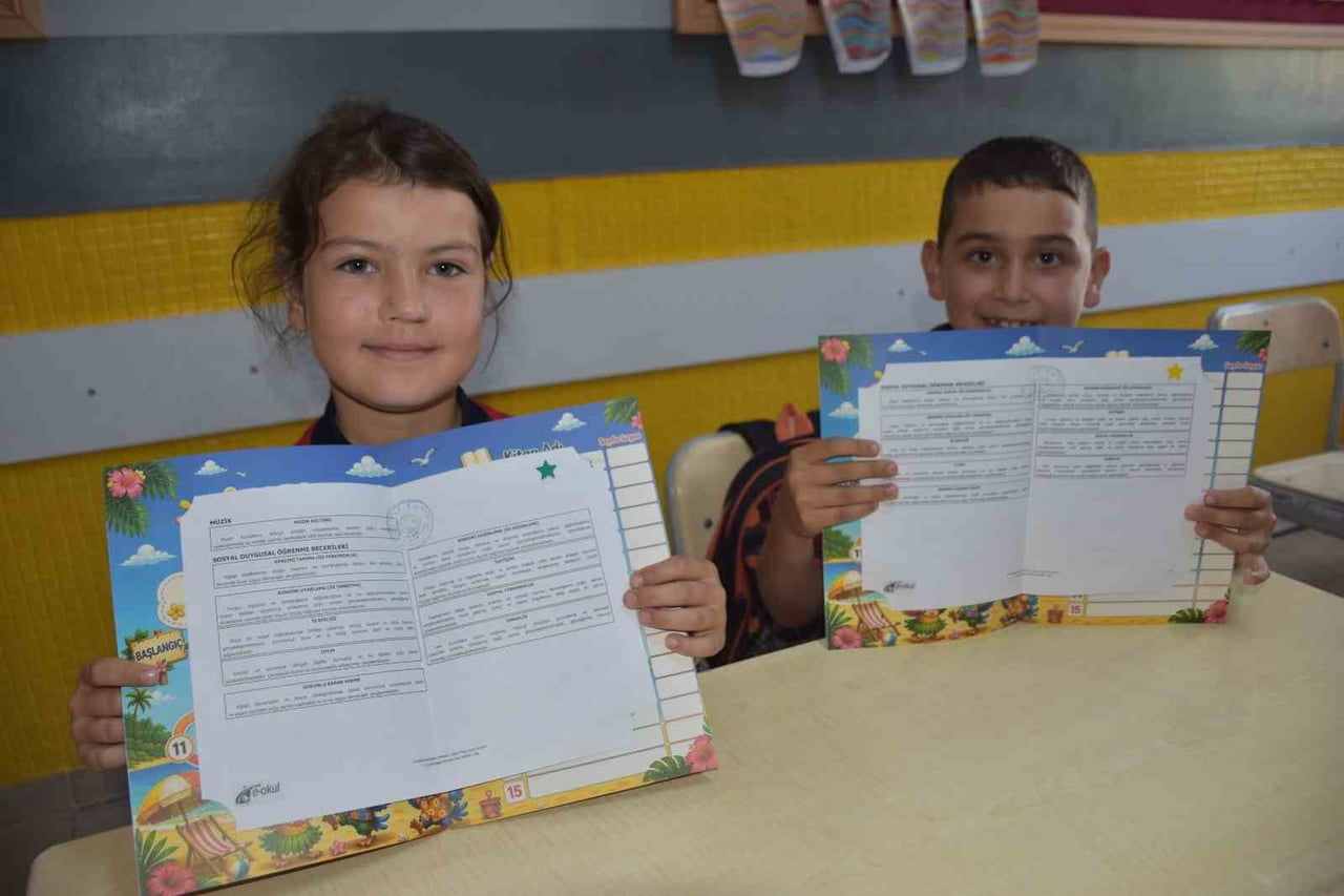 AFYONKARAHİSAR'DA YAKLAŞIK 143 BİN ÖĞRENCİ YIL SONU KARNELERİNİ ALARAK YAZ TATİLİNE...