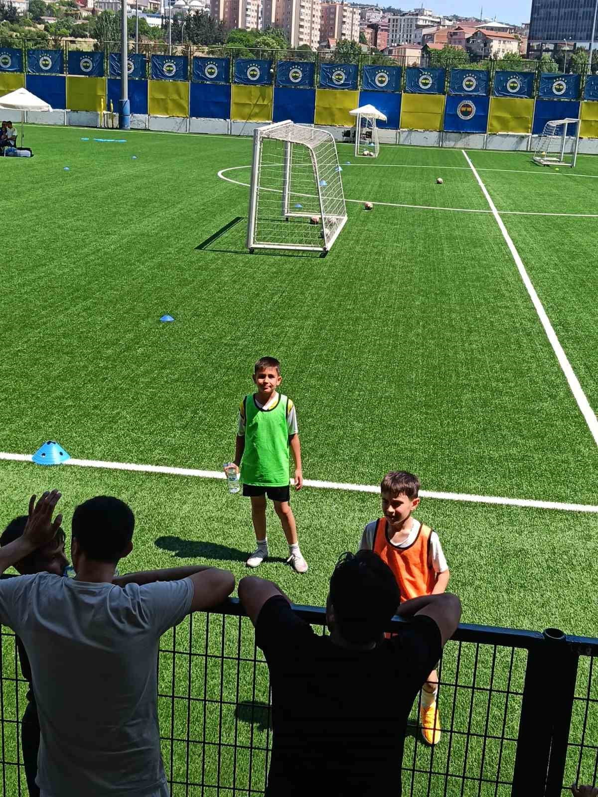 AFYONKARAHİSAR'IN SANDIKLI İLÇESİNDE YETİŞEN 2016 DOĞUMLU FUTBOLCU MUSTAFA ÖZDAYI, KATILDIĞI...