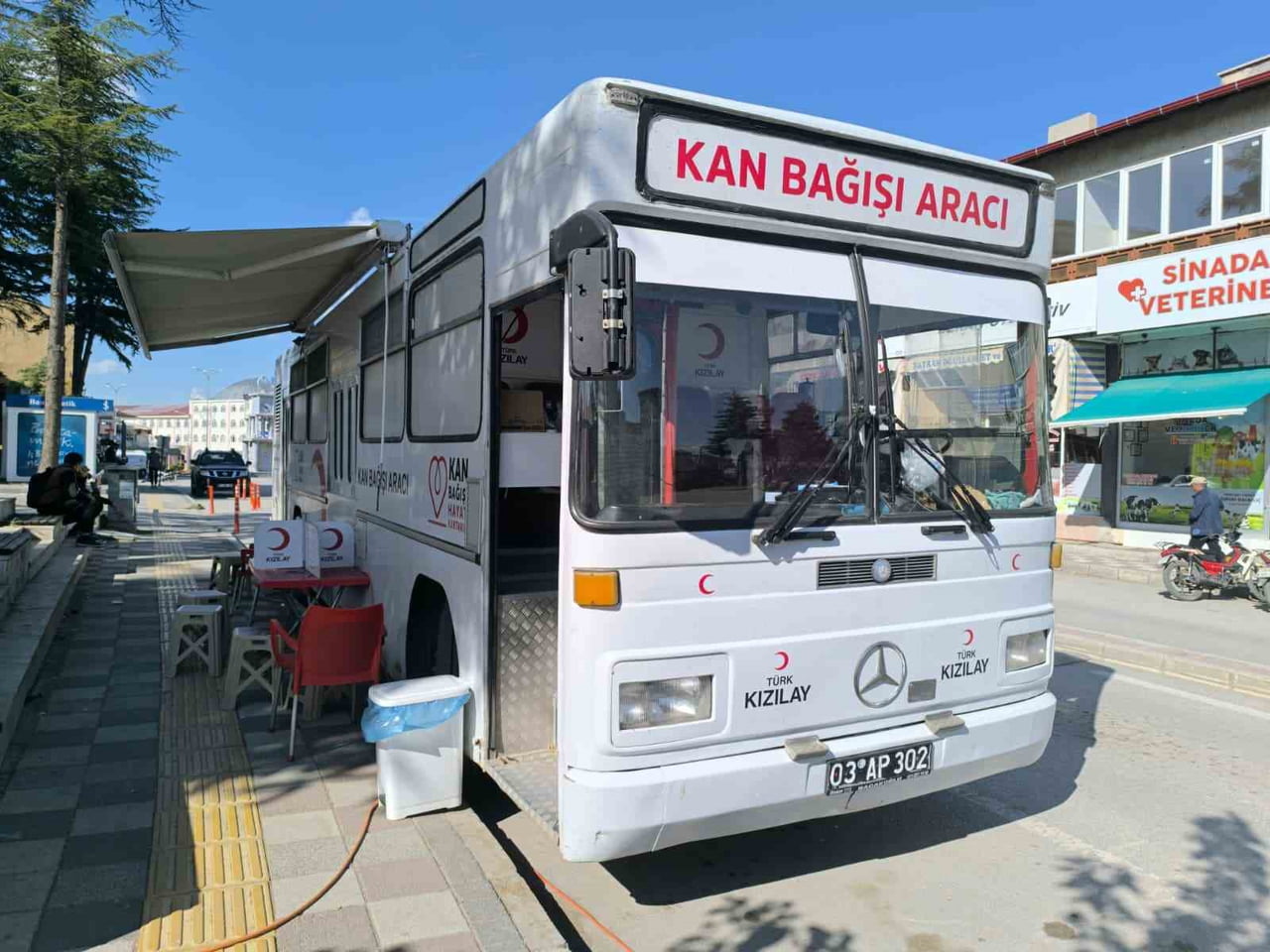 AFYONKARAHİSAR'IN ŞUHUT İLÇESİNDE DÜZENLENEN KIZILAY TARAFINDAN GERÇEKLEŞTİRİLEN KAN BAĞIŞI...