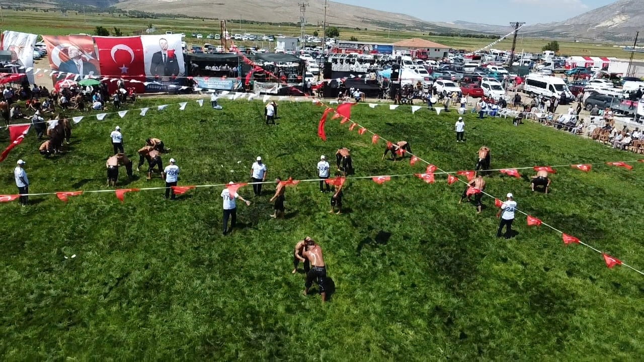 AFYONKARAHİSAR'IN ŞUHUT İLÇESİNE BAĞLI KARAADİLLİ BELDESİNDE, TÜRK SPOR KÜLTÜRÜNÜN EN ÖNEMLİ...