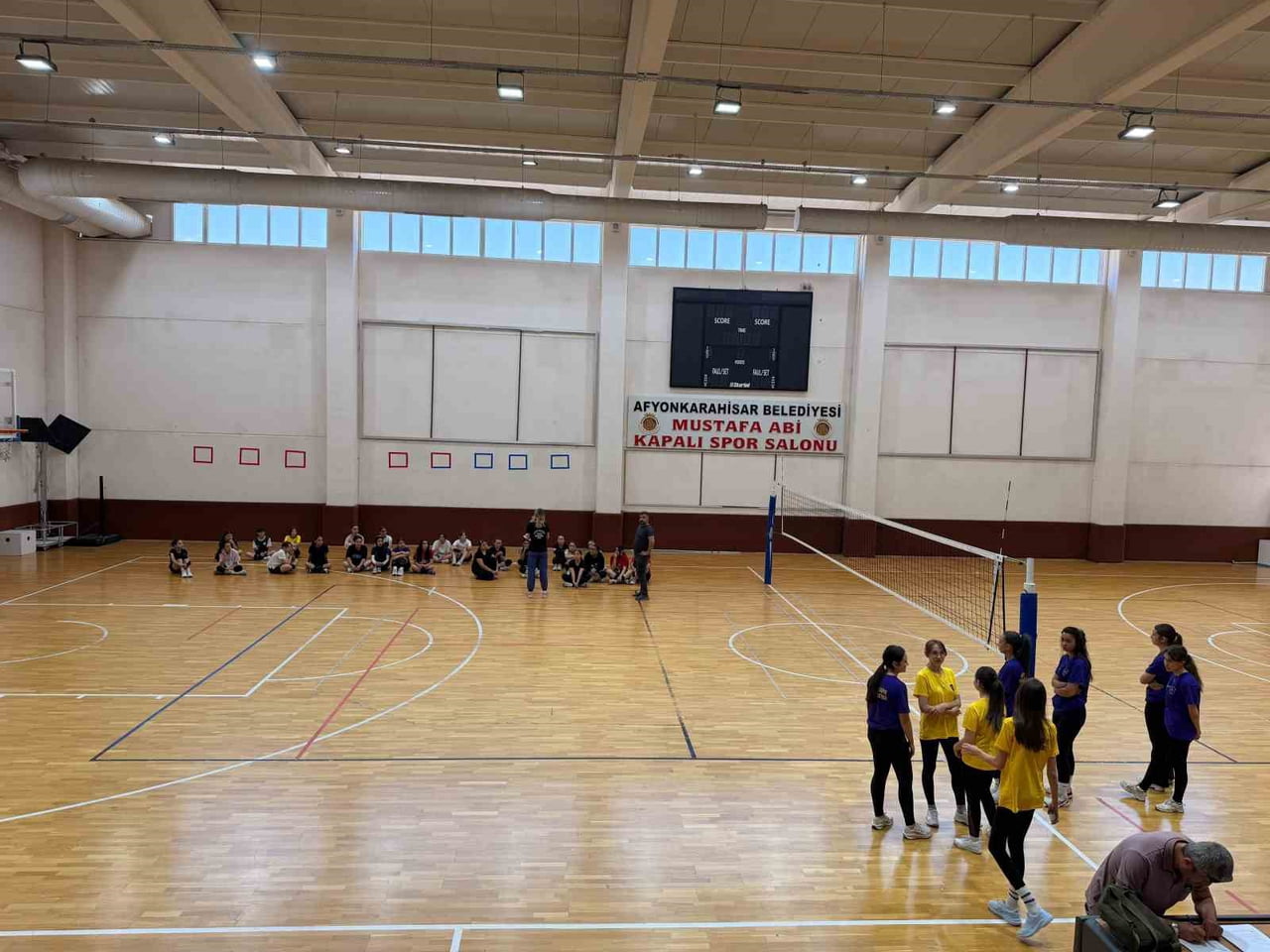 AFYONKARAHİSAR BELEDİYESİ YÜNTAŞ VOLEYBOL TAKIMI, GELECEĞİN YILDIZ ADAYLARINI BELİRLEMEK ÜZERE...