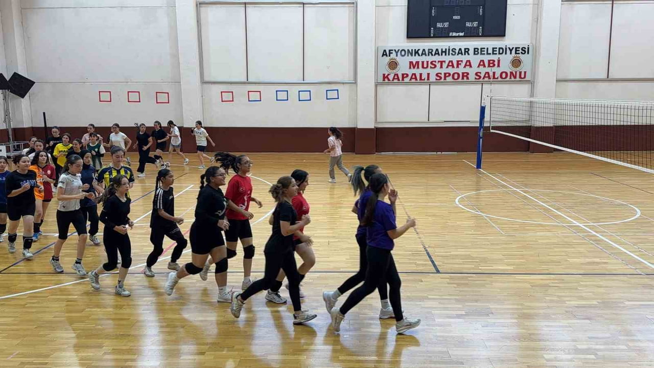 AFYONKARAHİSAR BELEDİYESİ YÜNTAŞ VOLEYBOL TAKIMI, GELECEĞİN YILDIZ ADAYLARINI BELİRLEMEK ÜZERE...