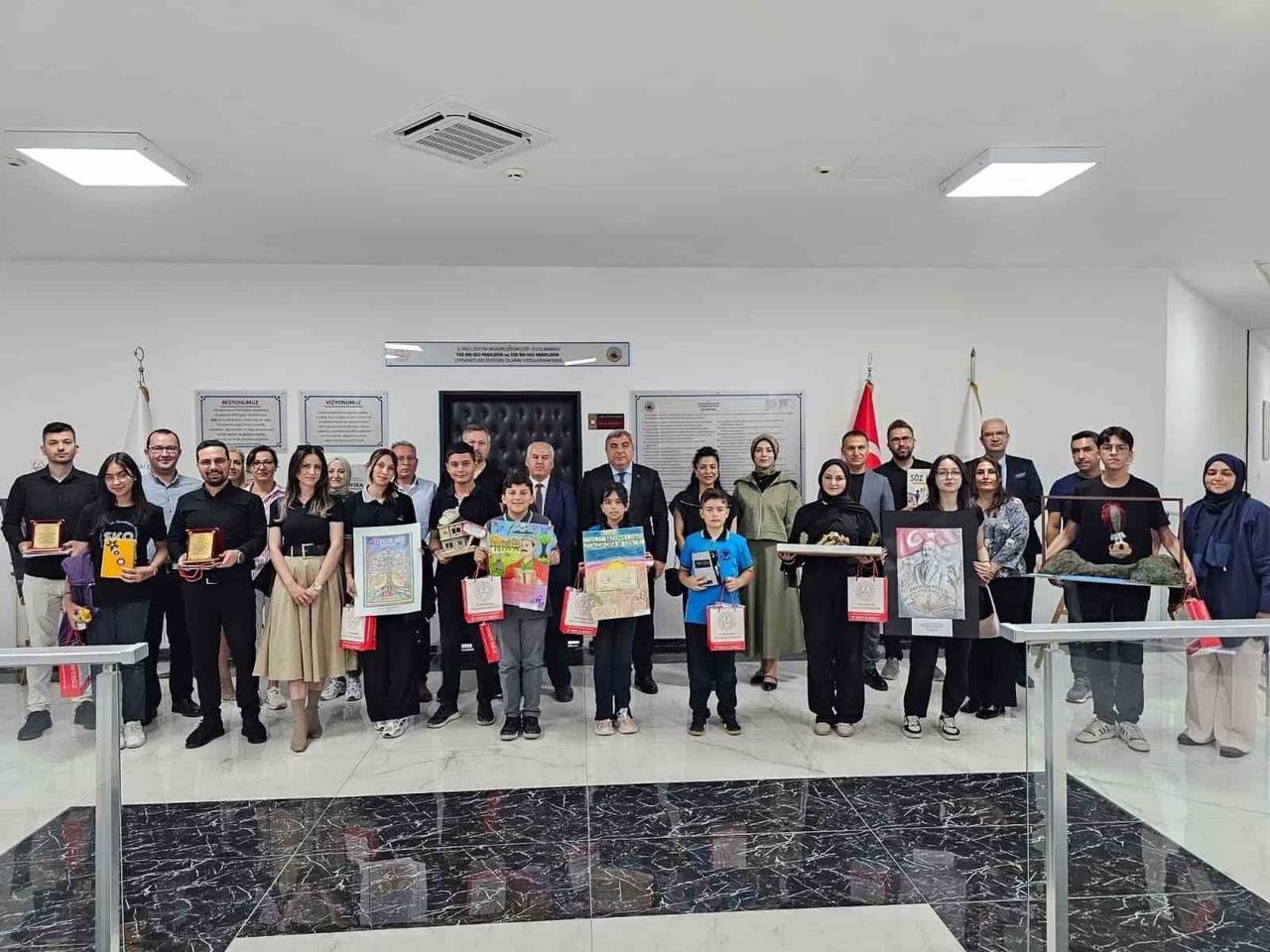 AFYONKARAHİSAR’DA ‘DİLİMİZİN ZENGİNLİKLERİ PROJESİ'NDE BAŞARI GÖSTEREN ÖĞRENCİLERE ÖDÜLLERİ...