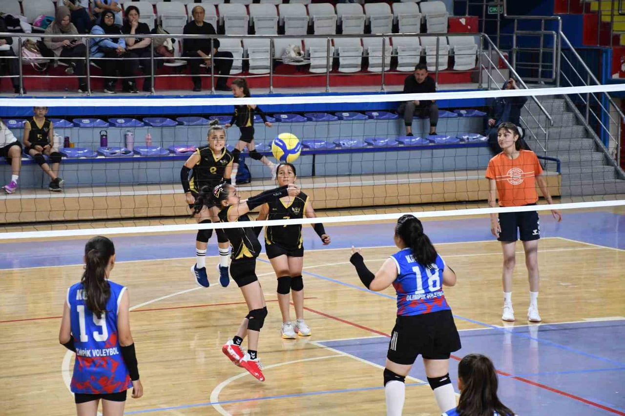 AFYONKARAHİSAR’DA DÜZENLENEN 'MİNİ KIZLAR VOLEYBOL MÜSABAKALARI' PROF. DR. VEYSEL EROĞLU SPOR...