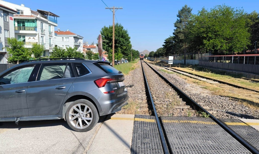 AFYONKARAHİSAR’DA HEMZEMİN GEÇİTTE DURAKSAYAN OTOMOBİLE TRENİN ÇARPMASI SONUCU MEYDANA GELEN...