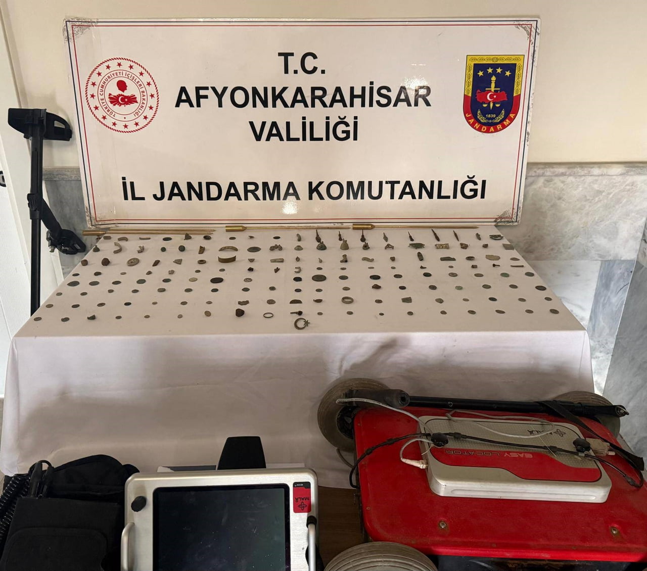 AFYONKARAHİSAR’DA JANDARMA EKİPLERİ BİR ADRESE YAPTIKLARI BASKINDA TARİHİ ESER NİTELİĞİ TAŞIYAN...