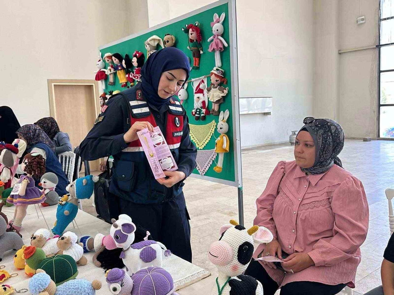 AFYONKARAHİSAR’DA JANDARMA EKİPLERİ TARAFINDAN KADINA ŞİDDETLE MÜCADELE ÇERÇEVESİNDE VATANDAŞLARA...