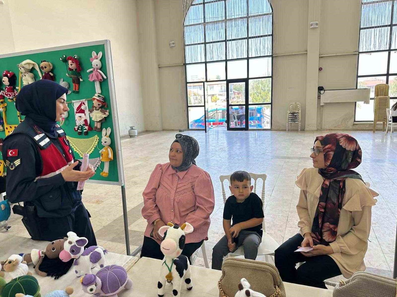 AFYONKARAHİSAR’DA JANDARMA EKİPLERİ TARAFINDAN KADINA ŞİDDETLE MÜCADELE ÇERÇEVESİNDE VATANDAŞLARA...