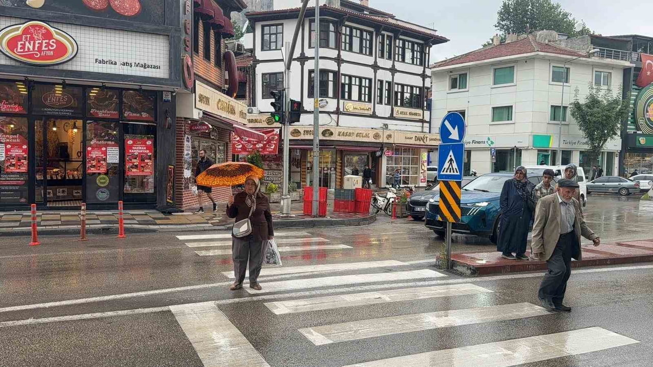 AFYONKARAHİSAR’DA METEOROLOJİNİN UYARILARI SONRASI BEKLENEN YAĞMUR YAĞIŞI BAŞLARKEN, YAĞIŞ BAZI...