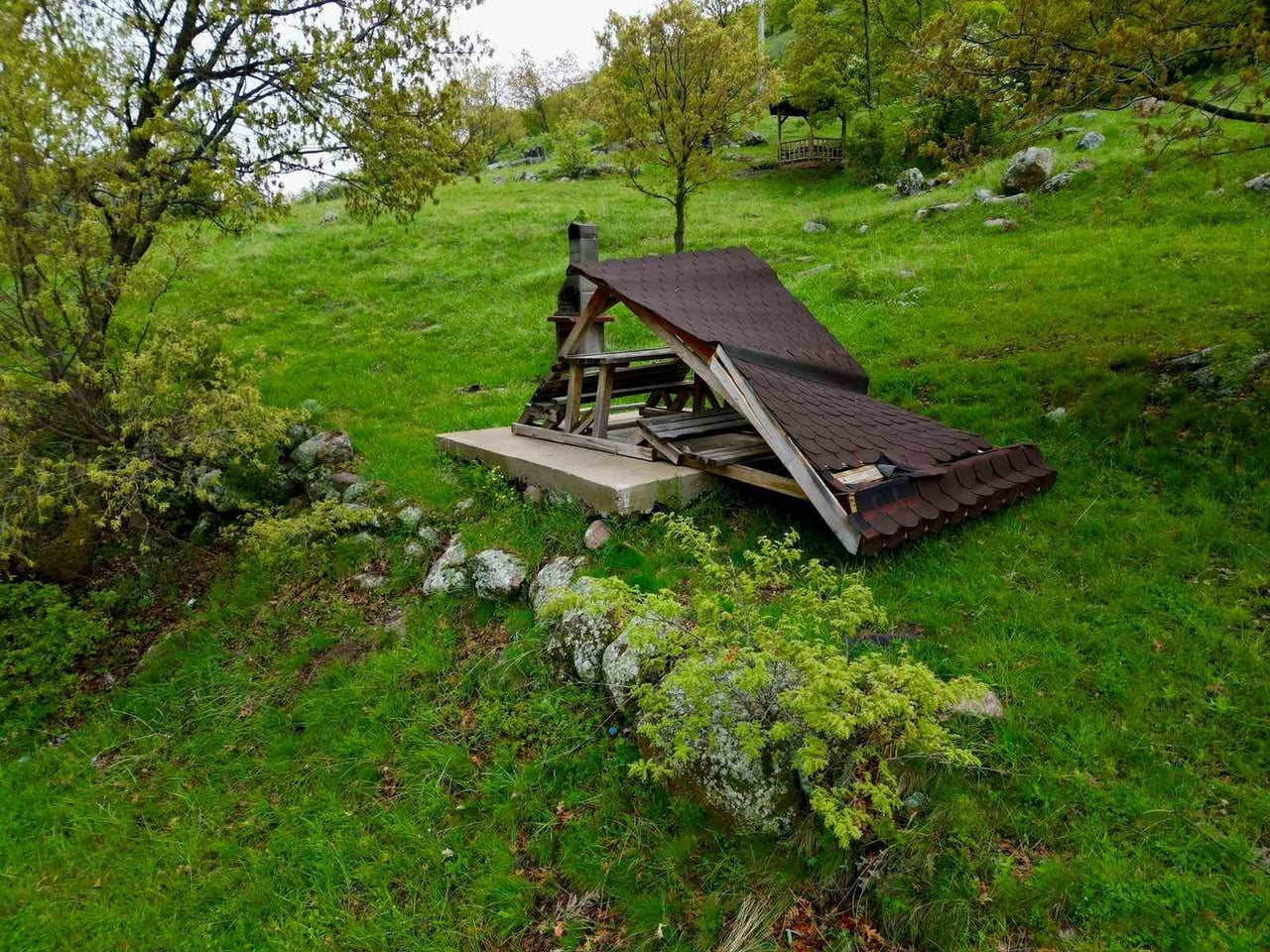 AFYONKARAHİSAR’DA MİLYONLARCA TL HARCANARAK YAPILAN KEMERKAYA YEDİKAPI TABİAT PARKI VANDALLARIN...
