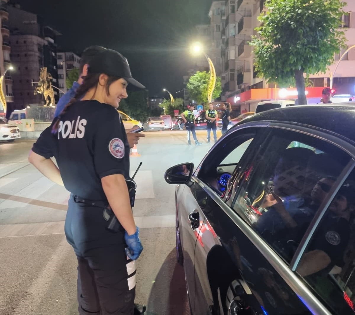 AFYONKARAHİSAR’DA POLİS TARAFINDAN 40 EKİBİN KATILIMIYLA ASAYİŞ VE TRAFİK DENETİMİ YAPILIRKEN...