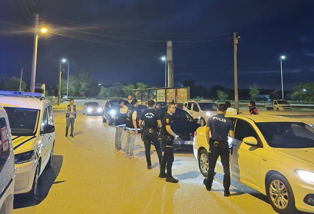 AFYONKARAHİSAR’DA POLİS TARAFINDAN 40 EKİBİN KATILIMIYLA ASAYİŞ VE TRAFİK DENETİMİ YAPILIRKEN...