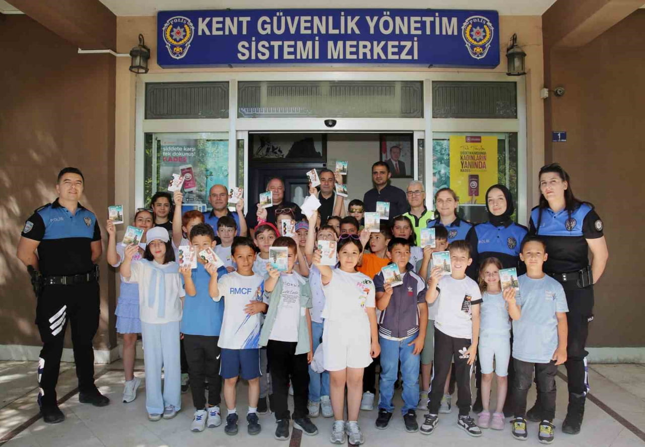 AFYONKARAHİSAR’DA POLİS TARAFINDAN İLKOKUL ÖĞRENCİLERİNE EĞİTİM VERİLİP POLİSLİK MESLEĞİNİN...