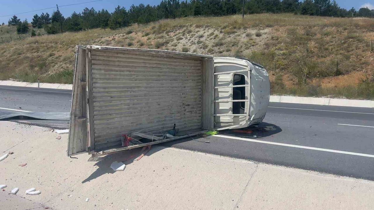 AFYONKARAHİSAR’DQ TUĞLA YÜKLÜ KAMYONETİN DEVRİLMESİ SONUCU YAŞANAN TRAFİK KAZASINDA 3 KİŞİ...