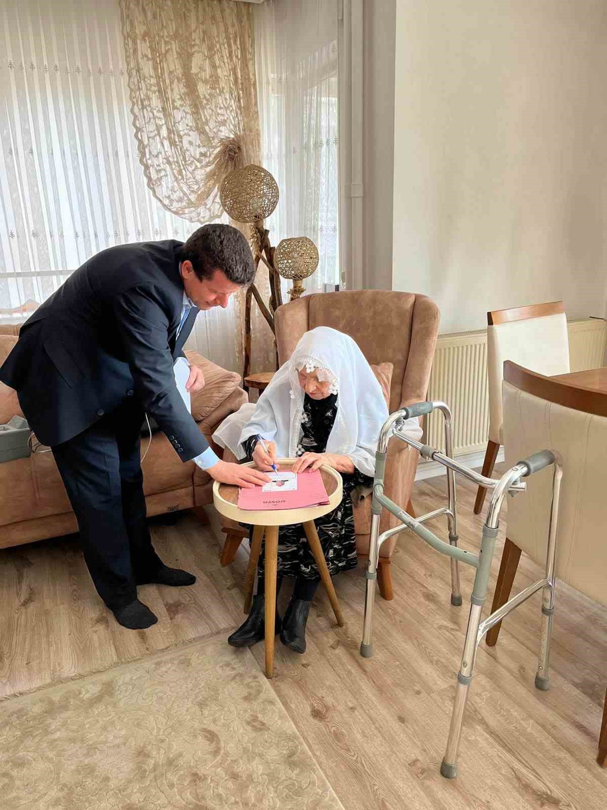 AFYONKARAHİSAR İL NÜFUS VE VATANDAŞLIK MÜDÜRLÜĞÜ PERSONELLERİ KURUMA GELEMEYEN ENGELLİ, HASTA VE...