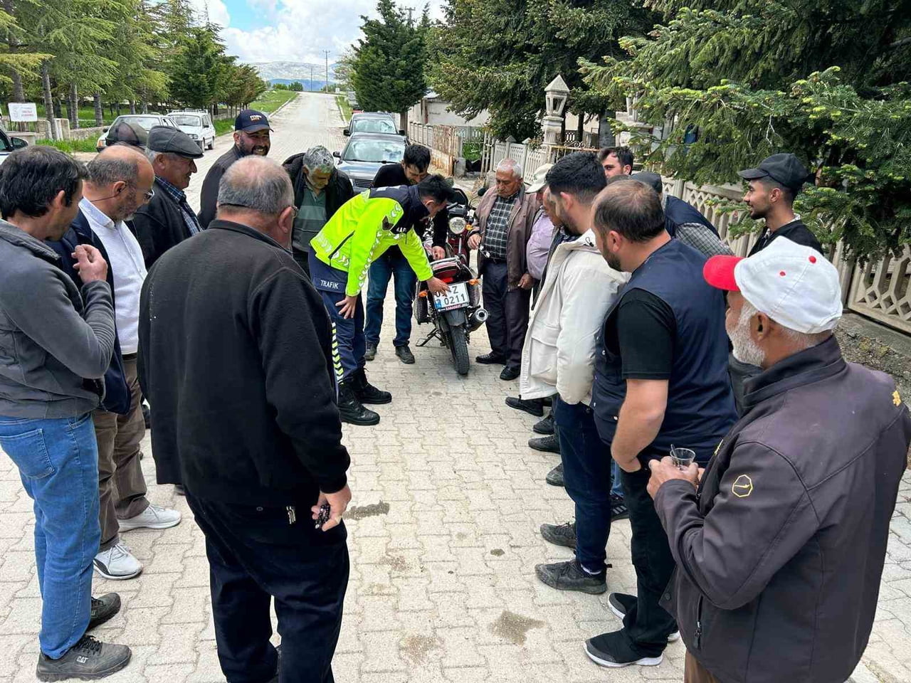 AFYONKARAHİSAR’IN 5 İLÇESİNDE VATANDAŞLARA VE ÖĞRENCİLERE JANDARMA EKİPLERİ TARAFINDAN TRAFİK...